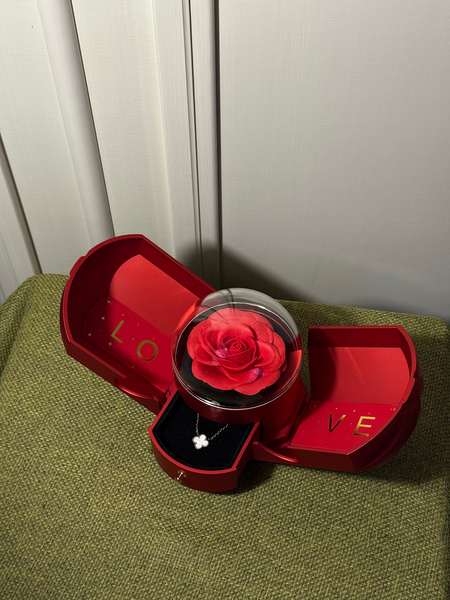 Trandafir Etern Roșu cu Colier